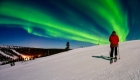Skiër in Scandinavië onder het noorderlicht.